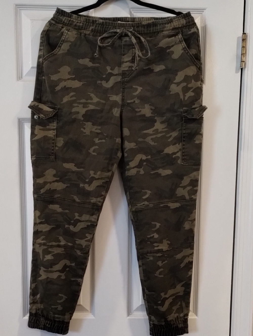 Women's Camo Cargo Joggers - Olive Green. (20)